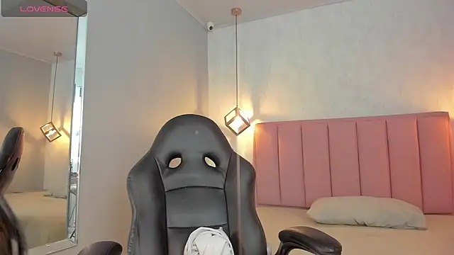 SUNNYCYRUS online show from March 13, 12:43 pm