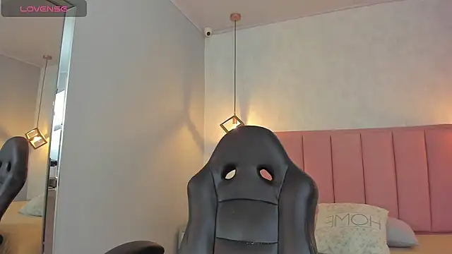 SUNNYCYRUS online show from March 27, 12:50 pm