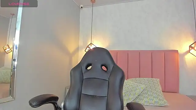 SUNNYCYRUS online show from March 10, 12:42 pm