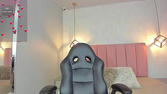 SUNNYCYRUS online show from February 13, 1:44 pm