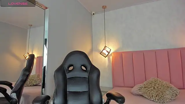 SUNNYCYRUS online show from April 11, 12:53 pm