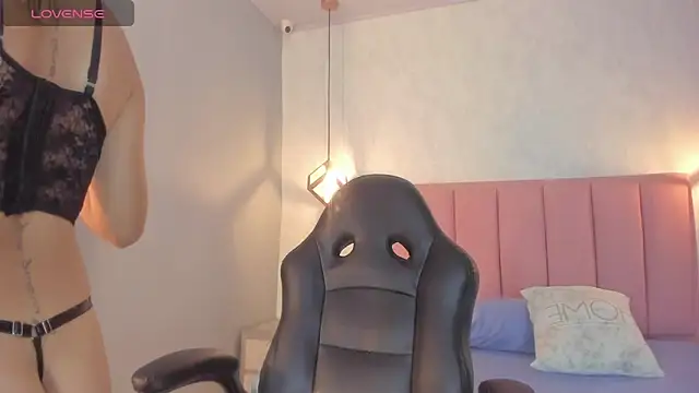 SUNNYCYRUS online show from January 9, 12:45 pm