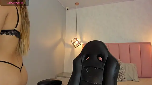 SUNNYCYRUS online show from June 3, 12:50 pm