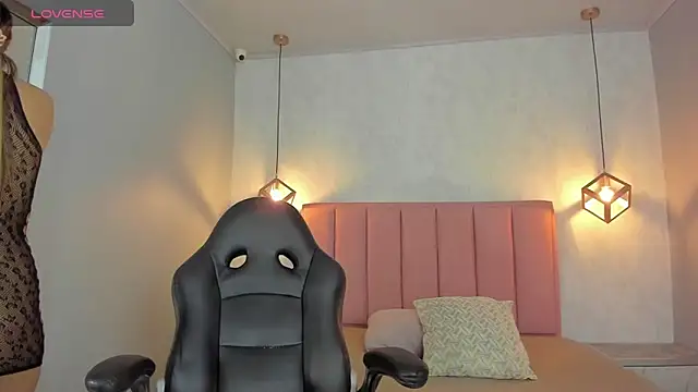 SUNNYCYRUS online show from March 4, 12:35 pm