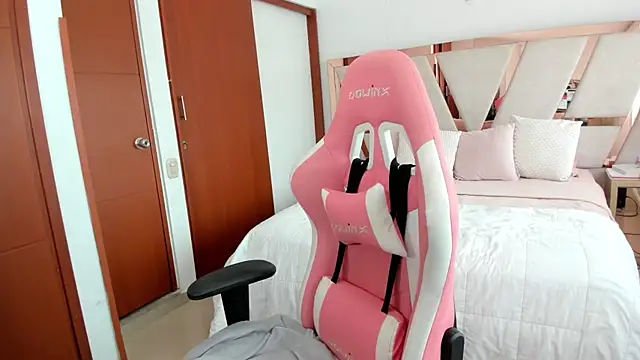 Snapshot of emma_lopes chatting on November 16, 7:40 pm emma lopes online show from November 16, 7:40 pm