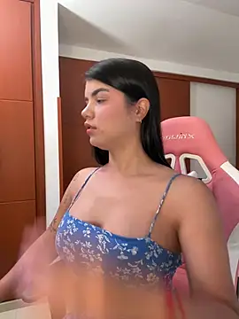 Snapshot of emma_lopes chatting on June 29, 9:58 pm emma lopes online show from June 29, 9:58 pm