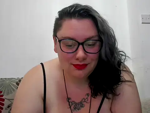 Snapshot of Bustycurves chatting on September 28, 8:05 pm Bustycurves online show from September 28, 8:05 pm