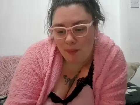 Snapshot of Bustycurves chatting on October 9, 7:25 pm Bustycurves online show from October 9, 7:25 pm