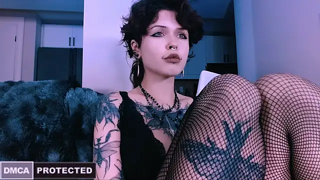 Snapshot of NaughtyLittleFox chatting on November 6, 5:00 am NaughtyLittleFox online show from November 6, 5:00 am