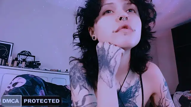 Snapshot of NaughtyLittleFox chatting on June 8, 6:25 am NaughtyLittleFox online show from June 8, 6:25 am