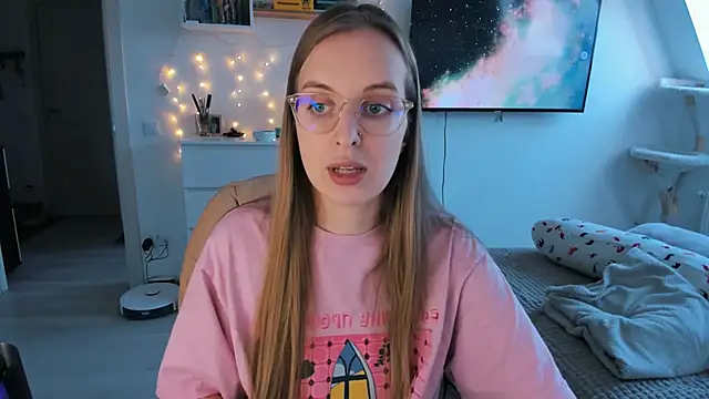 Snapshot of violet_blue_eyes chatting on February 5, 11:06 am violet blue eyes online show from February 5, 11:06 am