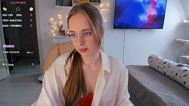 Snapshot of violet_blue_eyes chatting on February 6, 11:28 am violet blue eyes online show from February 6, 11:28 am