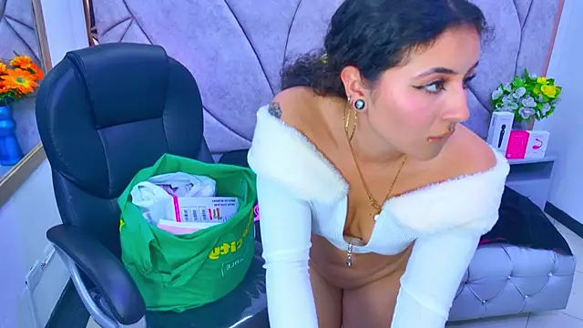 Snapshot of celeste_blue69 chatting on December 14, 4:40 am celeste blue69 online show from December 14, 4:40 am