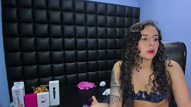 Snapshot of celeste_blue69 chatting on November 4, 2:26 am celeste blue69 online show from November 4, 2:26 am