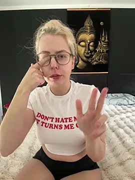 Livewithlucy online show from March 10, 8:51 am