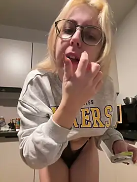 Snapshot of Livewithlucy chatting on February 9, 7:06 am Livewithlucy online show from February 9, 7:06 am