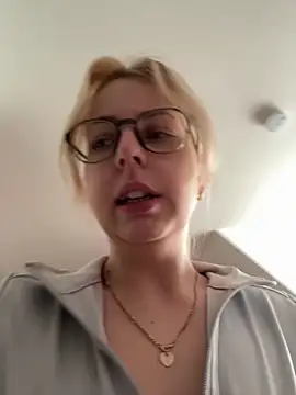 Snapshot of Livewithlucy chatting on January 7, 10:53 am Livewithlucy online show from January 7, 10:53 am