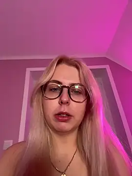 Snapshot of Livewithlucy chatting on December 17, 7:35 am Livewithlucy online show from December 17, 7:35 am