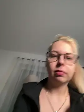 Snapshot of Livewithlucy chatting on February 23, 7:53 am Livewithlucy online show from February 23, 7:53 am