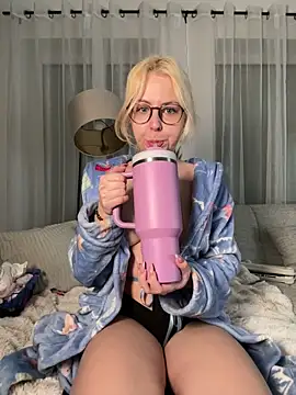 Snapshot of Livewithlucy chatting on February 13, 8:36 am Livewithlucy online show from February 13, 8:36 am