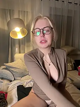 Snapshot of Livewithlucy chatting on February 2, 6:56 am Livewithlucy online show from February 2, 6:56 am