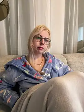 Snapshot of Livewithlucy chatting on February 4, 7:47 am Livewithlucy online show from February 4, 7:47 am