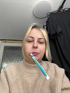 Snapshot of Livewithlucy chatting on February 25, 9:53 am Livewithlucy online show from February 25, 9:53 am