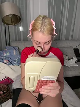 Snapshot of Livewithlucy chatting on February 16, 7:18 am Livewithlucy online show from February 16, 7:18 am