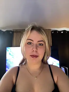 Snapshot of Livewithlucy chatting on March 10, 10:18 am Livewithlucy online show from March 10, 10:18 am