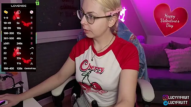 Snapshot of Livewithlucy chatting on February 17, 8:22 am Livewithlucy online show from February 17, 8:22 am