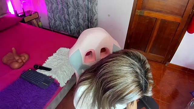 Snapshot of Yelena_mutiz chatting on December 30, 1:14 pm Yelena mutiz online show from December 30, 1:14 pm