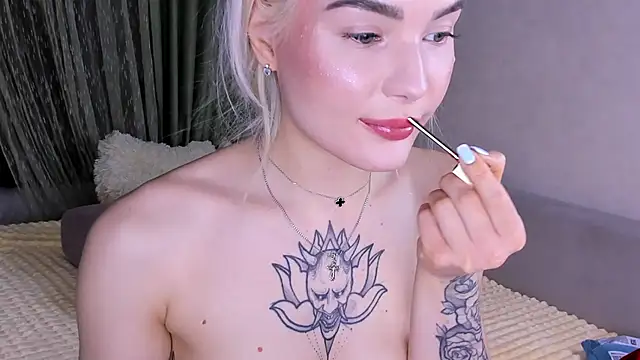 Snapshot of Sweeet_Barbie chatting on May 1, 5:18 pm Sweeet Barbie online show from May 1, 5:18 pm
