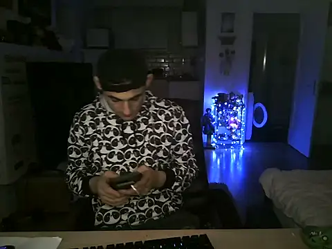 Snapshot of mihaimichael chatting on November 30, 3:18 am mihaimichael online show from November 30, 3:18 am