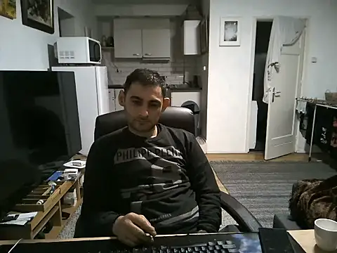 Snapshot of mihaimichael chatting on September 24, 1:35 am mihaimichael online show from September 24, 1:35 am