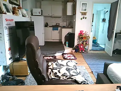 Snapshot of mihaimichael chatting on October 28, 12:37 pm mihaimichael online show from October 28, 12:37 pm