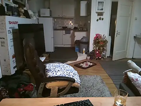 Snapshot of mihaimichael chatting on November 9, 12:47 am mihaimichael online show from November 9, 12:47 am