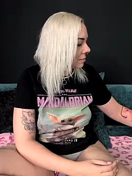 Snapshot of nora_the_strange chatting on June 17, 11:20 am nora the strange online show from June 17, 11:20 am
