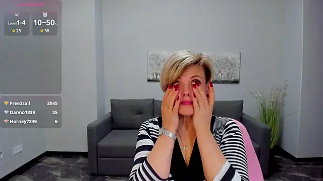 Julia Wilsone online show from March 4, 6:50 pm