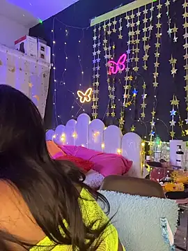 Snapshot of AlisonHoot69 chatting on November 6, 2:15 am AlisonHoot69 online show from November 6, 2:15 am