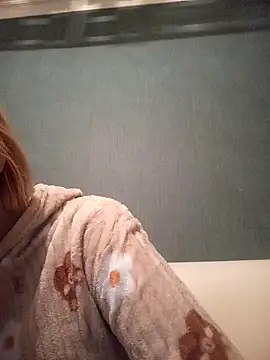 Snapshot of Gussie_Bridie chatting on February 14, 2:33 pm Gussie Bridie online show from February 14, 2:33 pm