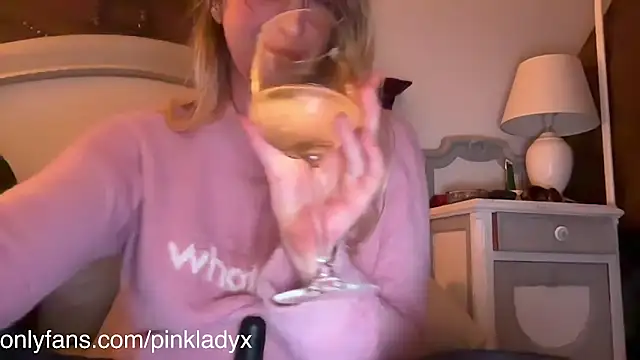 Snapshot of Pinkyladyxxx chatting on January 22, 2:04 am Pinkyladyxxx online show from January 22, 2:04 am