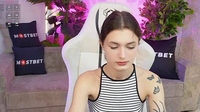 Britney054 online show from December 21, 11:34 pm