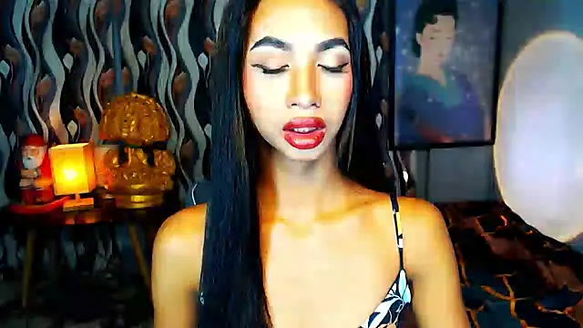 PrettyLatiina online show from December 8, 7:00 pm