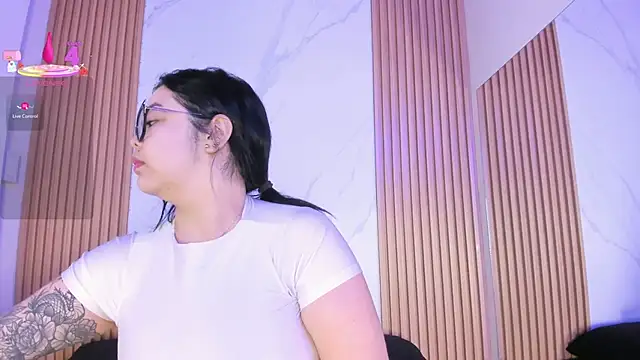 Snapshot of juicy_led_ chatting on November 11, 11:16 am juicy led online show from November 11, 11:16 am