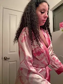 thatonelightskinn online show from February 25, 4:46 am