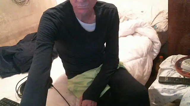 Snapshot of bravo23toro chatting on March 15, 10:22 pm bravo23toro online show from March 15, 10:22 pm