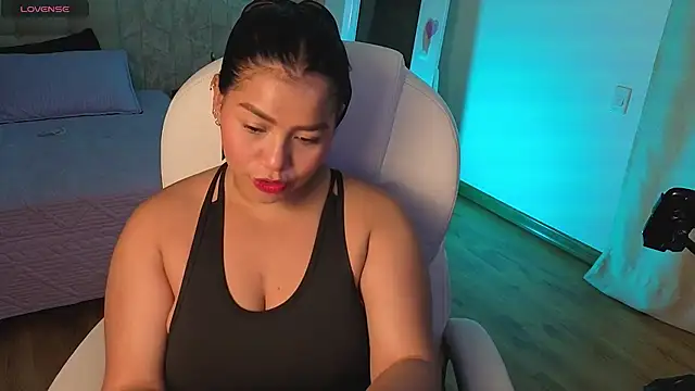 loly marce online show from March 14, 8:15 pm