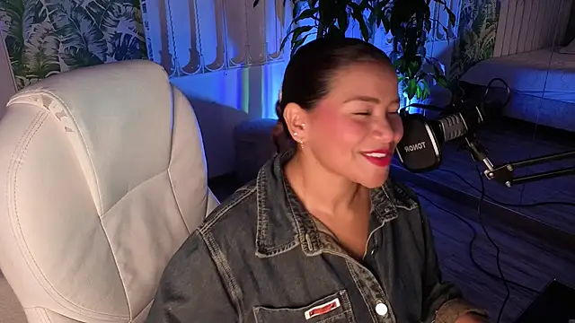 Snapshot of loly_marce chatting on July 1, 7:14 pm loly marce online show from July 1, 7:14 pm