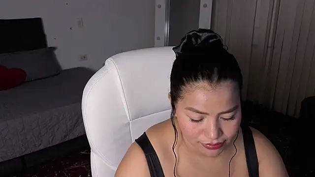 loly marce online show from February 12, 8:08 pm