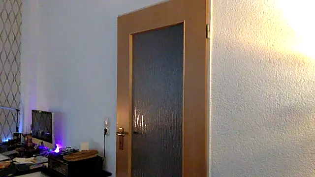 Snapshot of tomz0819 chatting on March 15, 3:37 pm tomz0819 online show from March 15, 3:37 pm